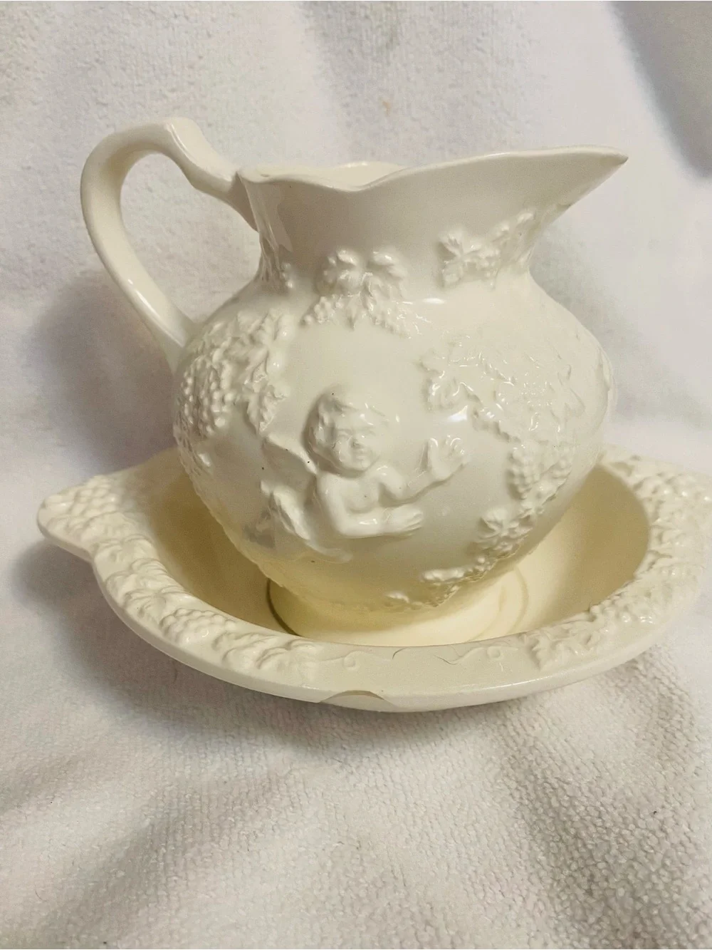 VNTG Cream Cherub Pitcher&Basin  set